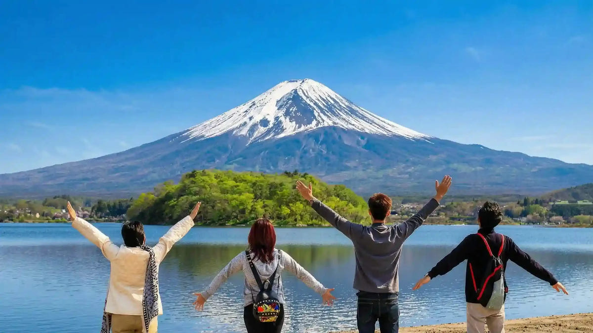 Private Mt Fuji Day Tour: Chureito Pagoda, Oshino Hakkai & Yamanaka from Tokyo